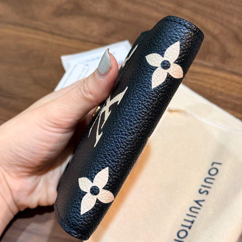 專櫃28000未使用品✨LV拼色黑白印花 牛皮短夾 可放鈔票 有拉鏈零錢袋-2