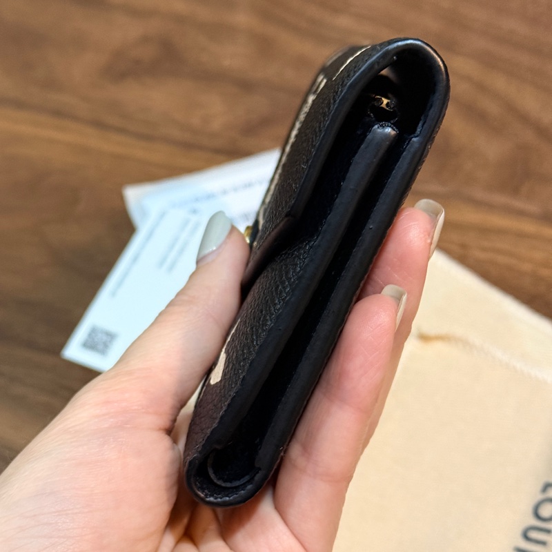 專櫃28000未使用品✨LV拼色黑白印花 牛皮短夾 可放鈔票 有拉鏈零錢袋-4