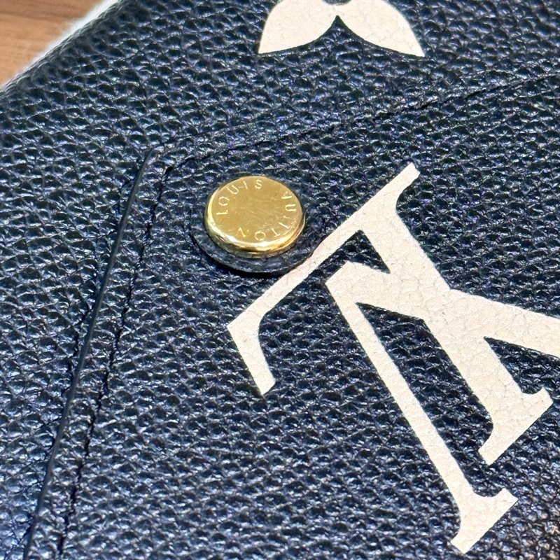 專櫃28000未使用品✨LV拼色黑白印花 牛皮短夾 可放鈔票 有拉鏈零錢袋-6