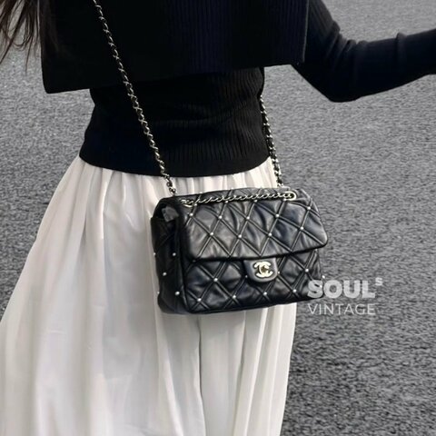 CHANEL 黑金限量珍珠鉚釘CF肩背斜背包24*14*7.5 98新配件保卡塵袋