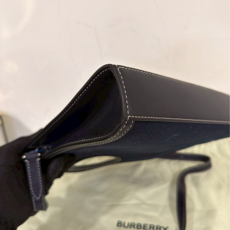 實用設計款❤️‍🔥 超低價😍Burberry黑色帆布拼皮刺繡Logo手提斜背包-12