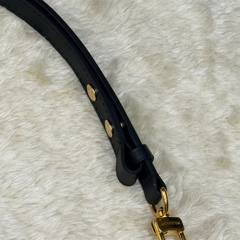未使用品✨ LV牛皮印花 雙色 黑白 斜背包 揹帶可調長度 可拆卸-7