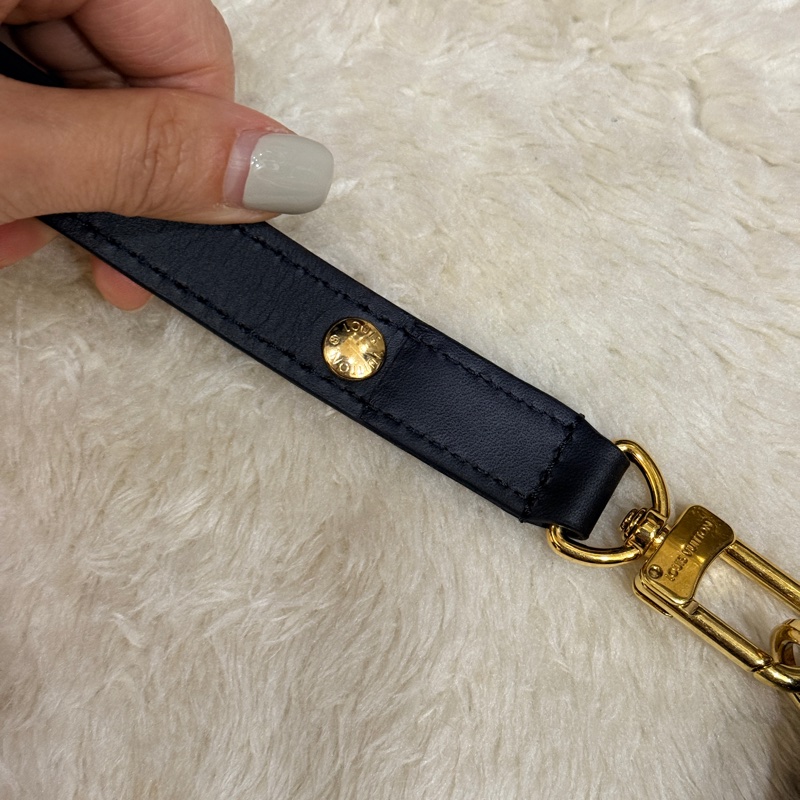 未使用品✨ LV牛皮印花 雙色 黑白 斜背包 揹帶可調長度 可拆卸-13