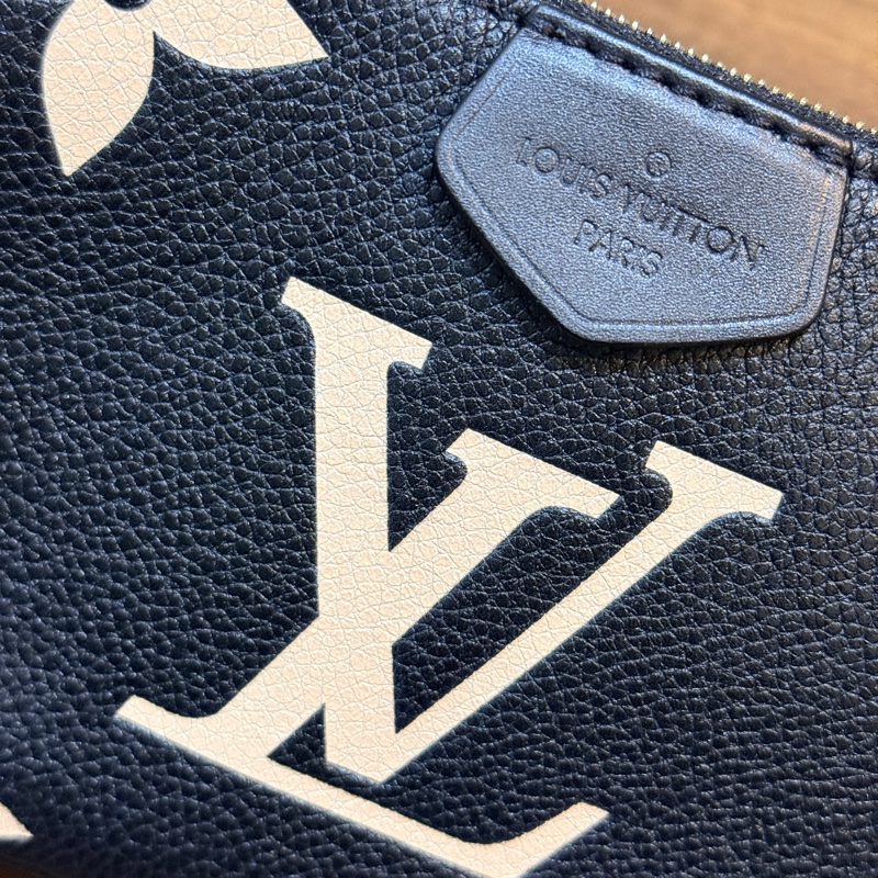 未使用品✨ 揹帶很美🖤LV 拼色印花 可放手機的牛皮麻將包 揹帶可拆卸-29