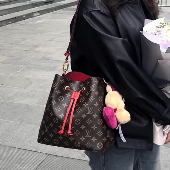 全網最低價🈶購證❤️🔥Lv 經典老花NEONOE紅桶配色水桶包單肩斜挎包-3