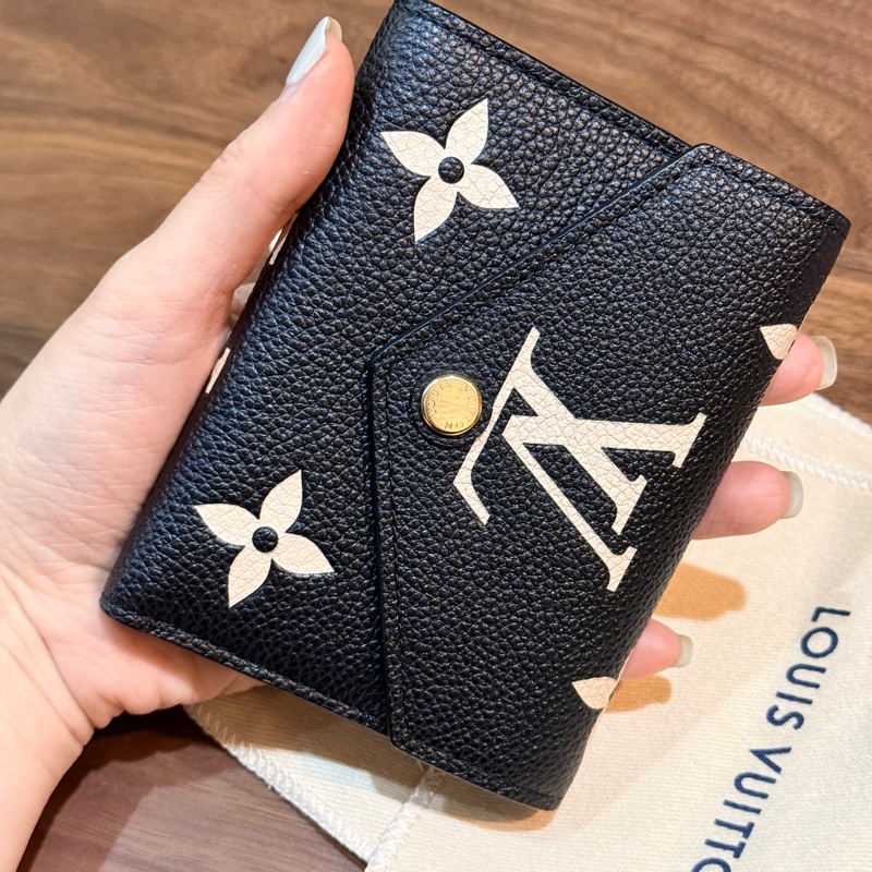 專櫃28000未使用品✨LV拼色黑白印花 牛皮短夾 可放鈔票 有拉鏈零-0