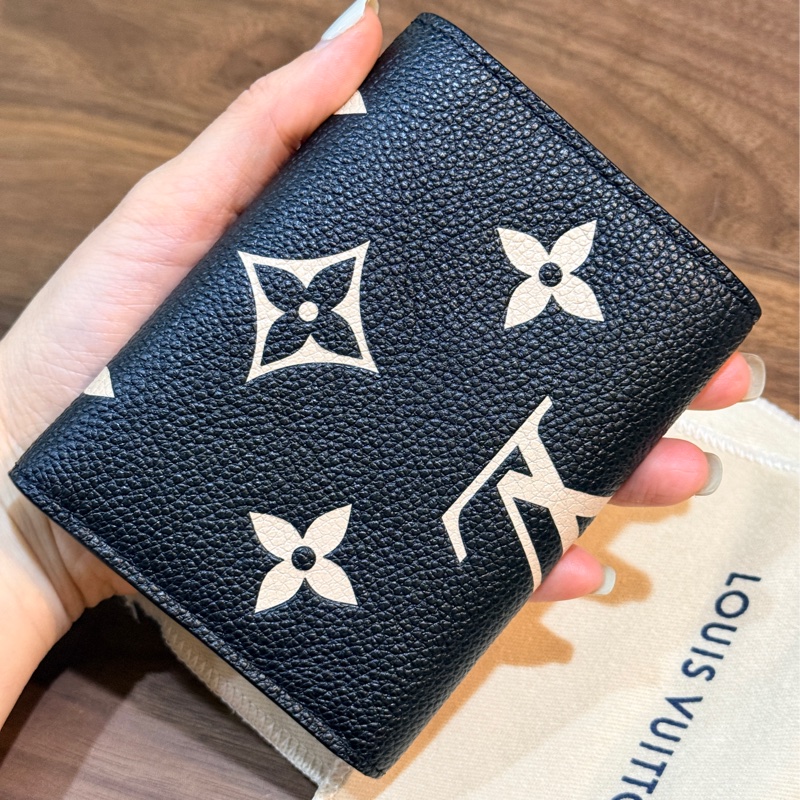 專櫃28000未使用品✨LV拼色黑白印花 牛皮短夾 可放鈔票 有拉鏈零-1