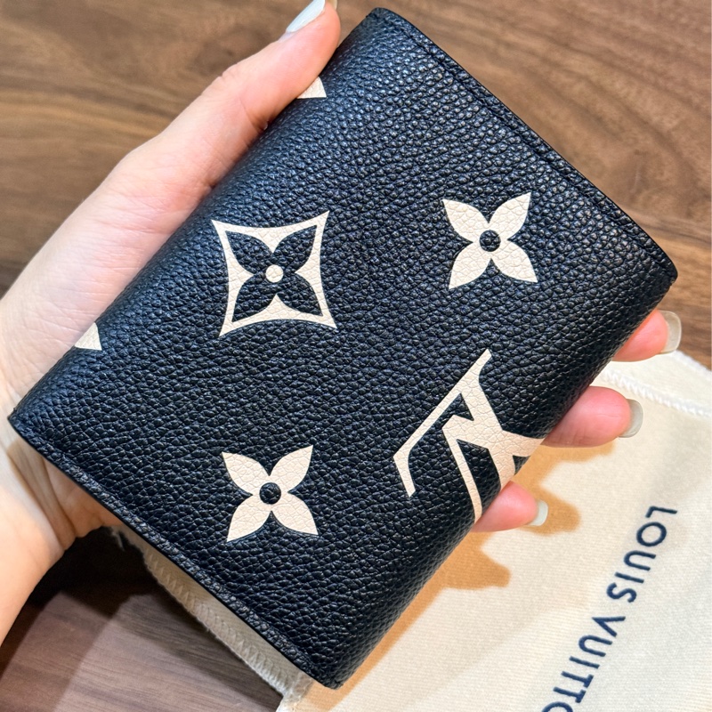 專櫃28000未使用品✨LV拼色黑白印花 牛皮短夾 可放鈔票 有拉鏈零-26