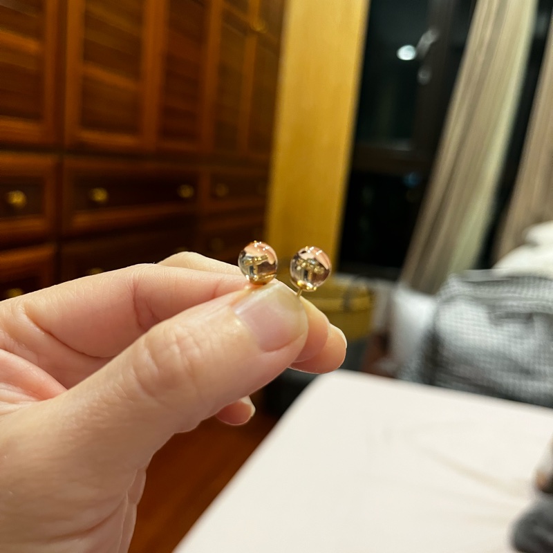 LV粉色透明logo帶鑽壓克力耳環-1