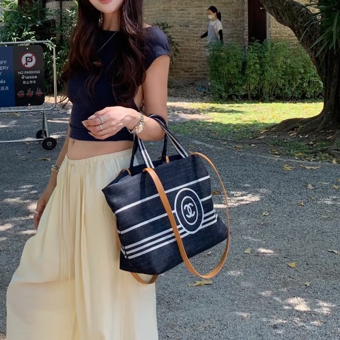 百看不厭👀極美稀有款😍Chanel 帆布藍白條紋沙灘托特包肩背手提包-3