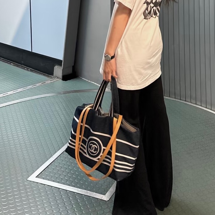 百看不厭👀極美稀有款😍Chanel 帆布藍白條紋沙灘托特包肩背手提包-4