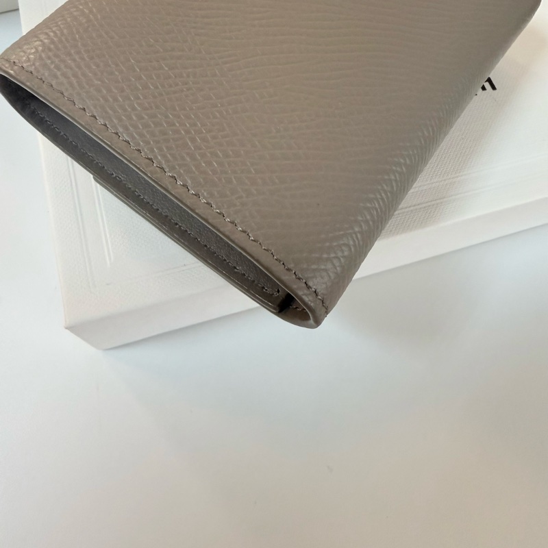 ✔️ Celine 粒面牛皮三折短夾（鵝卵石色）-15