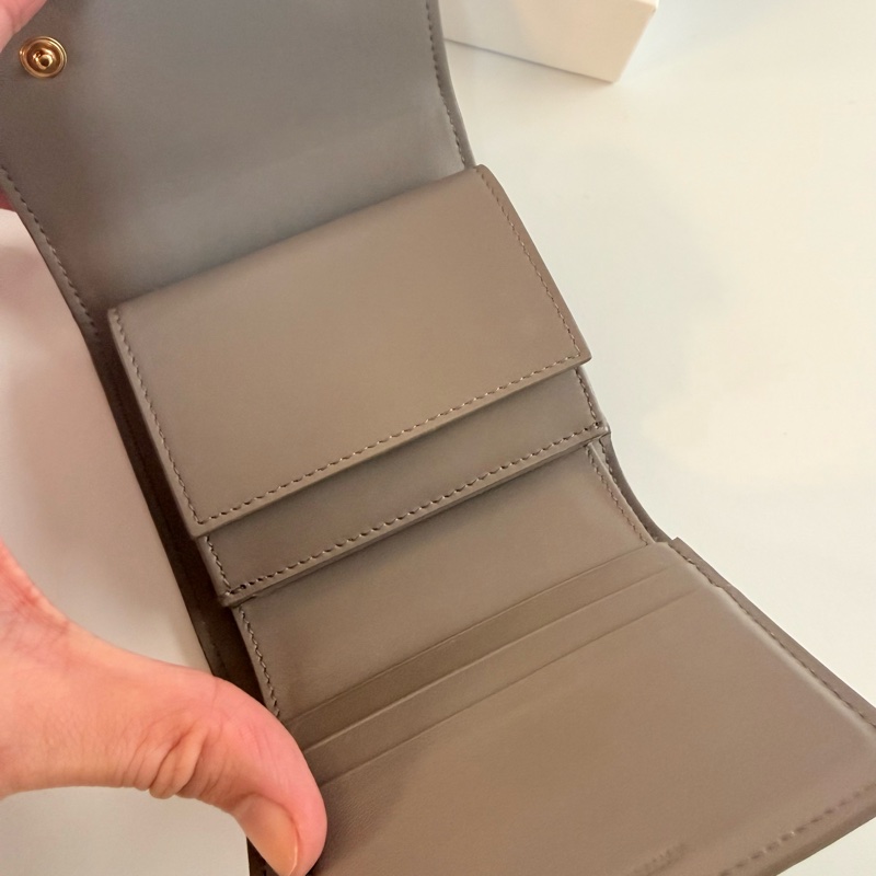 ✔️ Celine 粒面牛皮三折短夾（鵝卵石色）-17