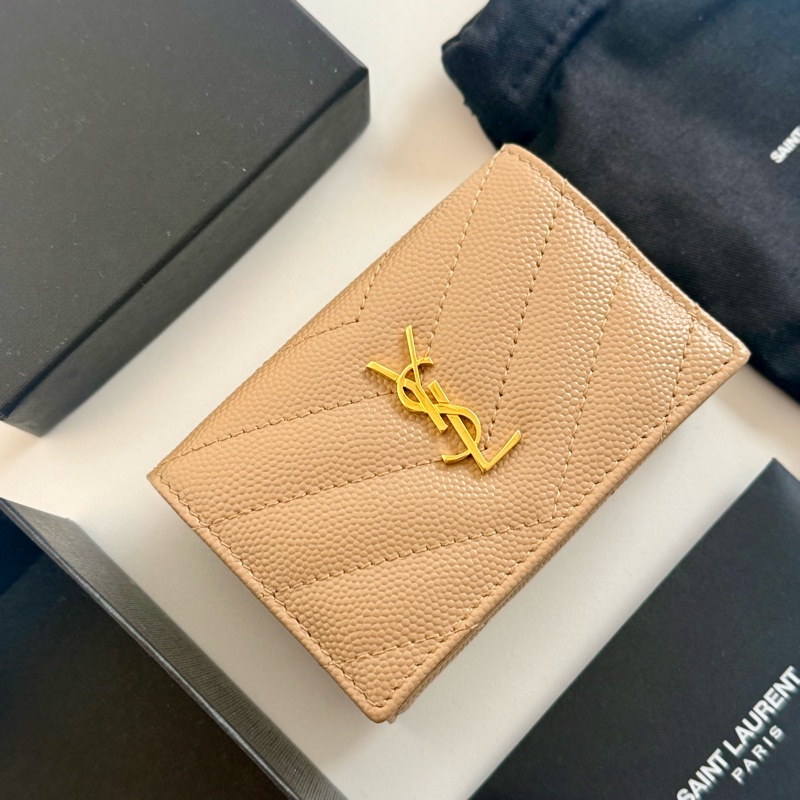 ✔️ Saint Laurent Paris YSL 聖羅蘭 魚子醬牛皮三折短夾(藕粉)-1