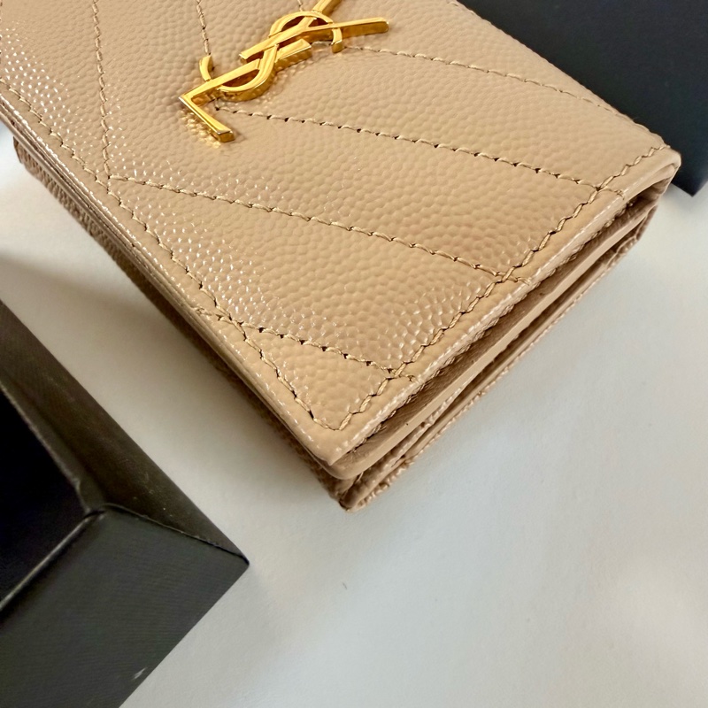 ✔️ Saint Laurent Paris YSL 聖羅蘭 魚子醬牛皮三折短夾(藕粉)-3