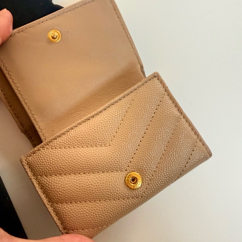 ✔️ Saint Laurent Paris YSL 聖羅蘭 魚子醬牛皮三折短夾(藕粉)-12