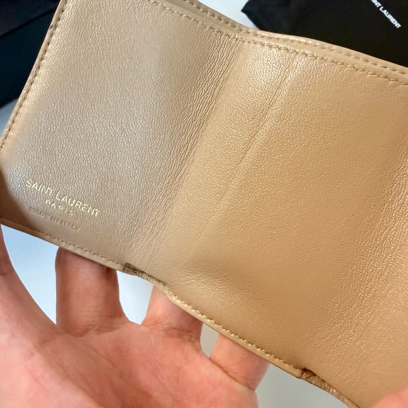 ✔️ Saint Laurent Paris YSL 聖羅蘭 魚子醬牛皮三折短夾(藕粉)-13