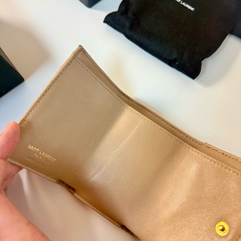 ✔️ Saint Laurent Paris YSL 聖羅蘭 魚子醬牛皮三折短夾(藕粉)-14