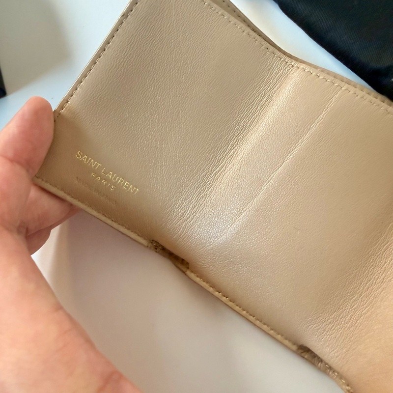 ✔️ Saint Laurent Paris YSL 聖羅蘭 魚子醬牛皮三折短夾(藕粉)-33