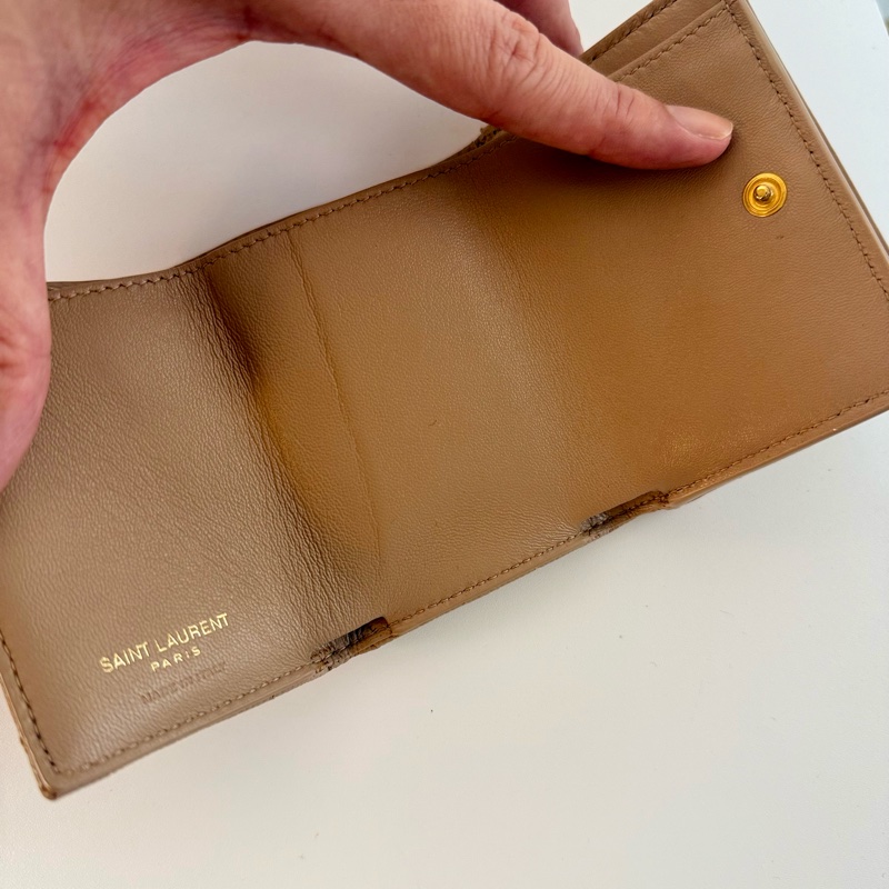 ✔️ Saint Laurent Paris YSL 聖羅蘭 魚子醬牛皮三折短夾(藕粉)-34