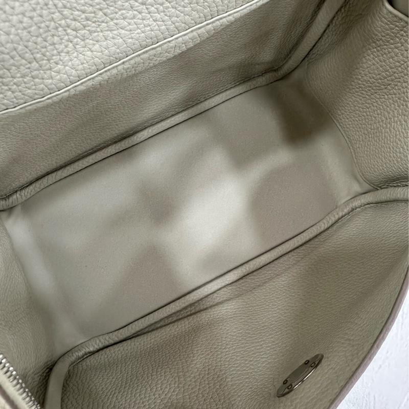 Hermes愛馬仕Lindy26,冰河白銀扣,tc皮,C刻,包型硬挺,皮面內裡乾淨~-9