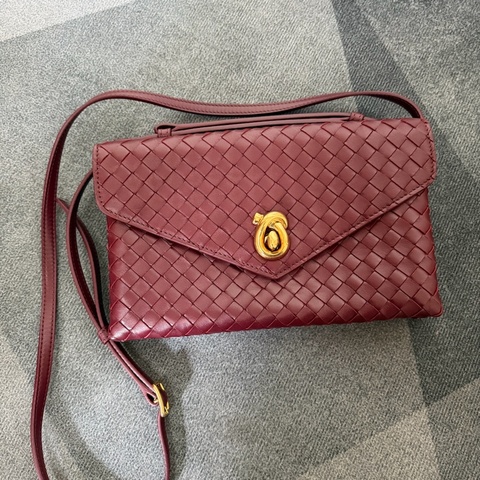 新款Bv信封手提斜背包 巴羅洛酒紅