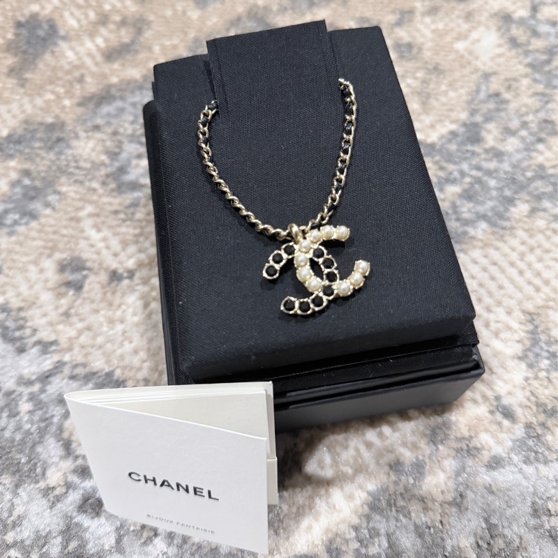 CHANEL經典珍珠黑鑽鑽拼接雙C皮穿鍊項鍊 兩段式調長度 99新-1