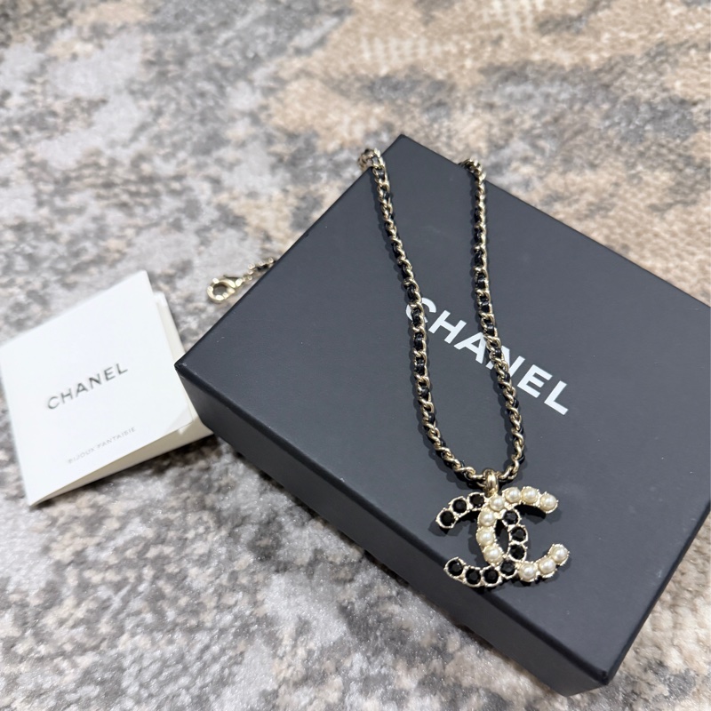CHANEL經典珍珠黑鑽鑽拼接雙C皮穿鍊項鍊 兩段式調長度 99新-4