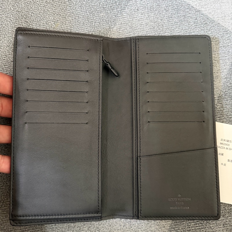 Lv黑花壓紋對開長夾（M62900）芯片款-5