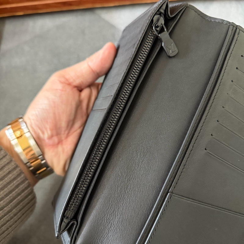 Lv黑花壓紋對開長夾（M62900）芯片款-6