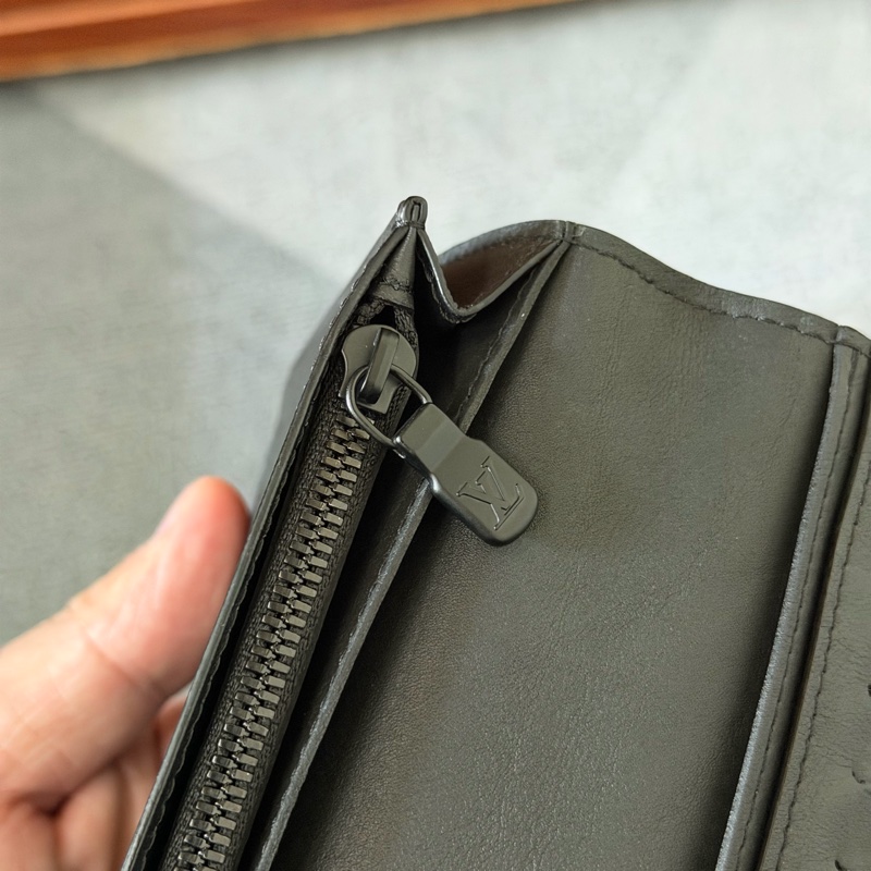 Lv黑花壓紋對開長夾（M62900）芯片款-7