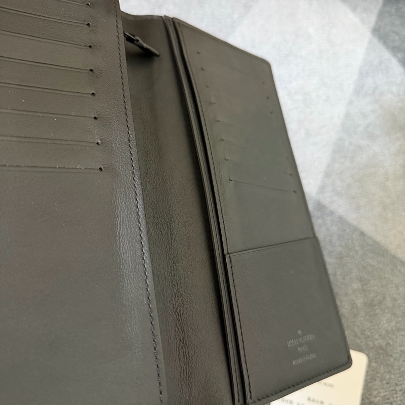 Lv黑花壓紋對開長夾（M62900）芯片款-8