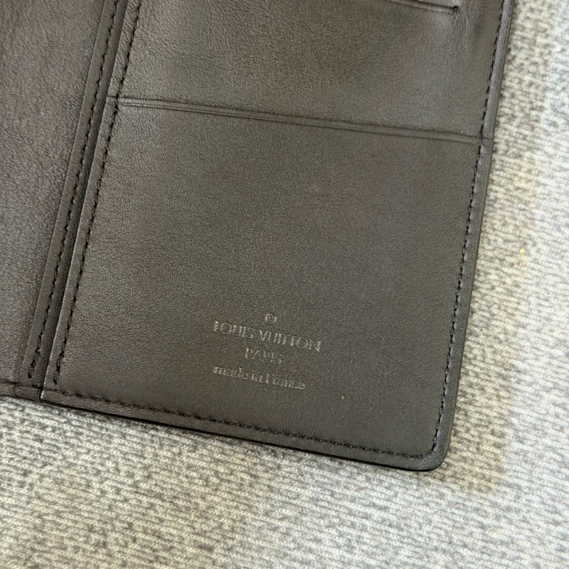 Lv黑花壓紋對開長夾（M62900）芯片款-9