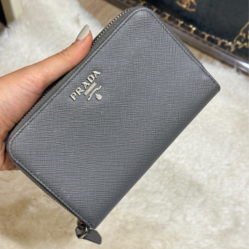 年前出清價甜賣一週🔥Prada正櫃款 石墨灰色 荔紋牛皮 拉鏈錢包 中夾 短夾 有零錢袋-0