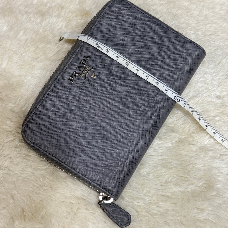 年前出清價甜賣一週🔥Prada正櫃款 石墨灰色 荔紋牛皮 拉鏈錢包 中夾 短夾 有零錢袋-1