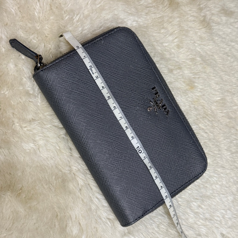 年前出清價甜賣一週🔥Prada正櫃款 石墨灰色 荔紋牛皮 拉鏈錢包 中夾 短夾 有零錢袋-2