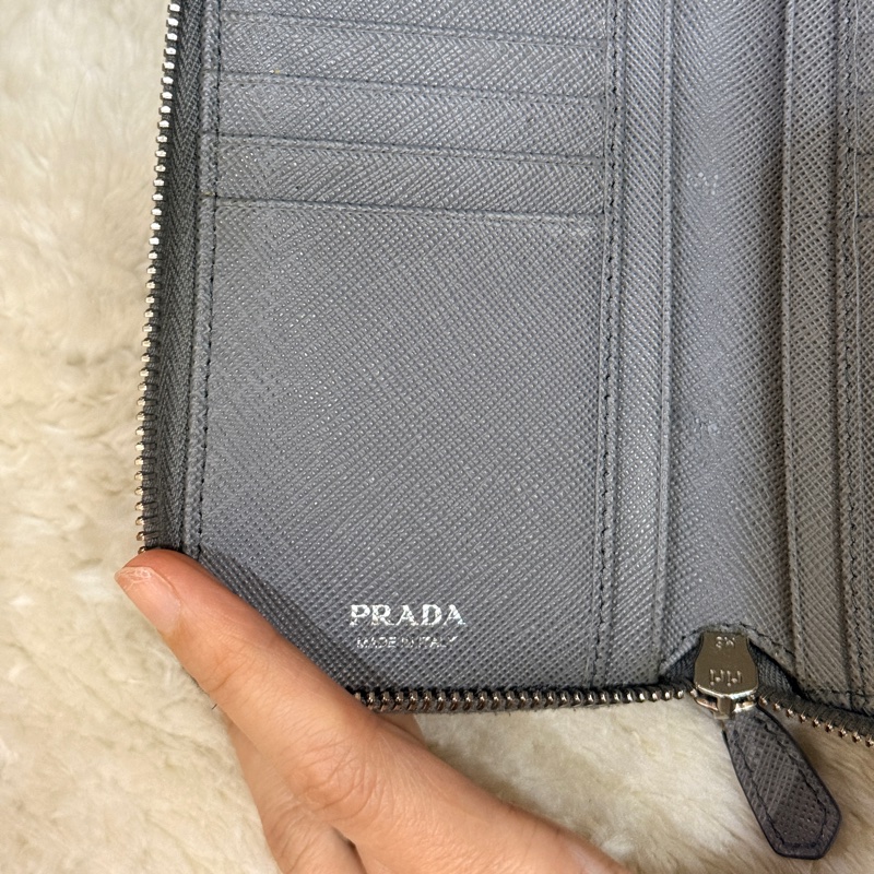 年前出清價甜賣一週🔥Prada正櫃款 石墨灰色 荔紋牛皮 拉鏈錢包 中夾 短夾 有零錢袋-8
