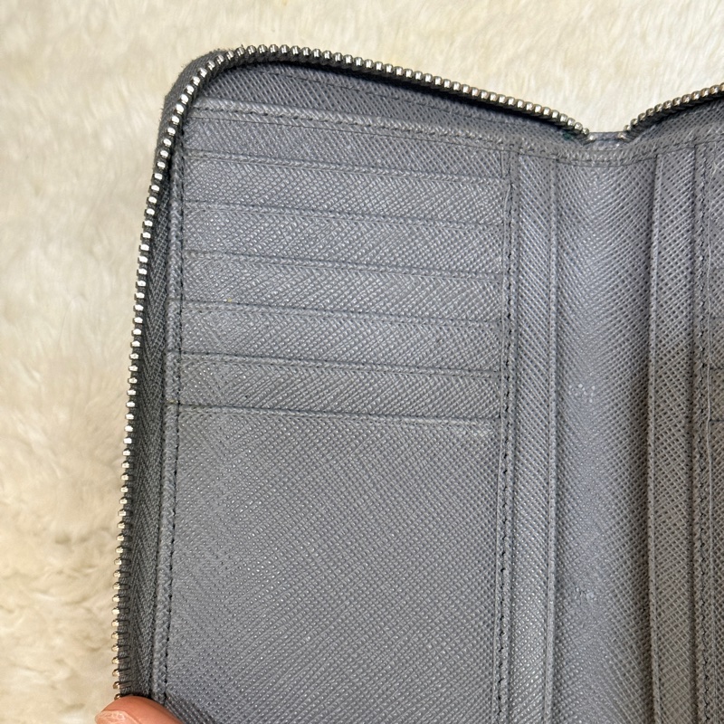 年前出清價甜賣一週🔥Prada正櫃款 石墨灰色 荔紋牛皮 拉鏈錢包 中夾 短夾 有零錢袋-9