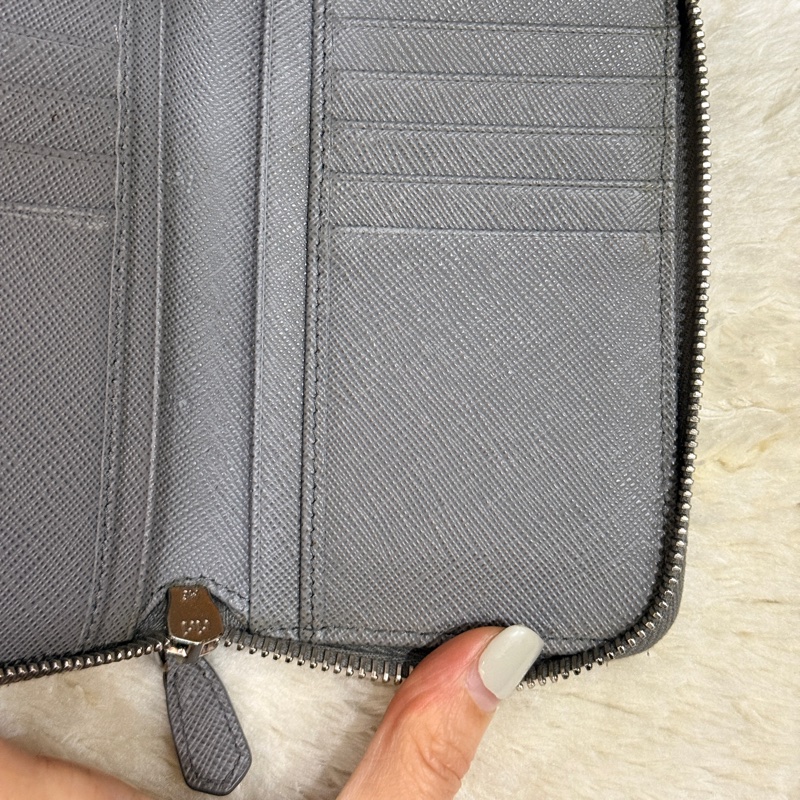 年前出清價甜賣一週🔥Prada正櫃款 石墨灰色 荔紋牛皮 拉鏈錢包 中夾 短夾 有零錢袋-10