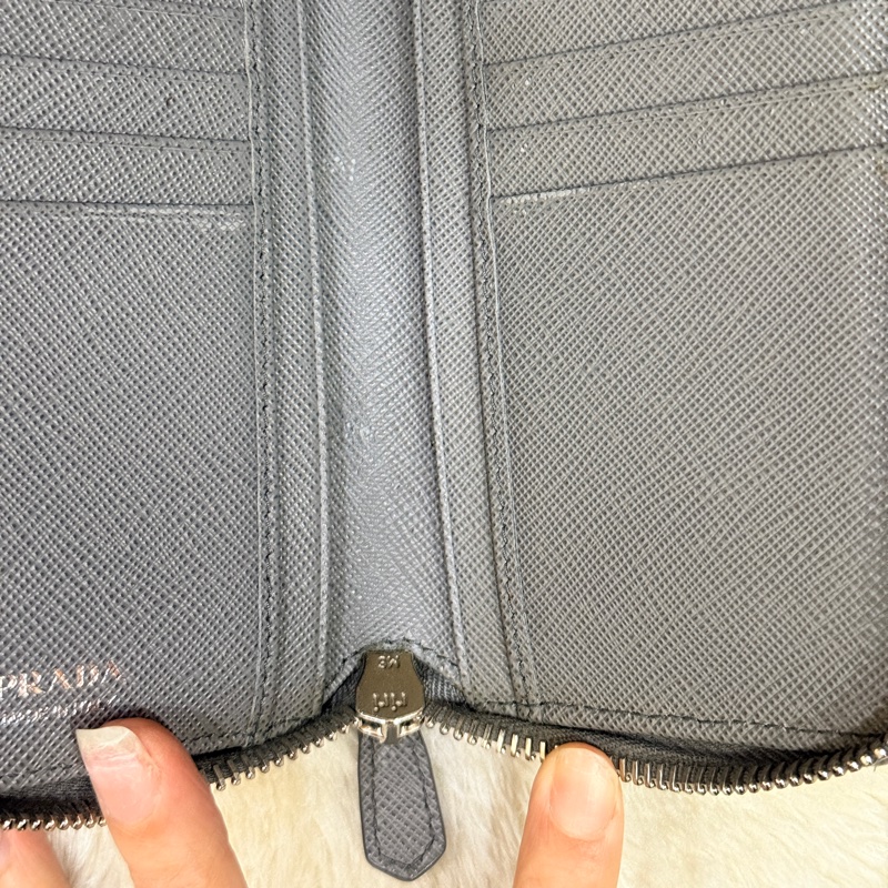 年前出清價甜賣一週🔥Prada正櫃款 石墨灰色 荔紋牛皮 拉鏈錢包 中夾 短夾 有零錢袋-11