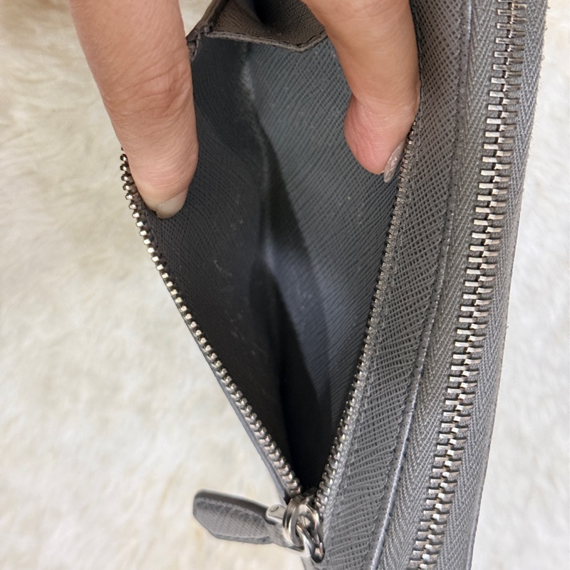 年前出清價甜賣一週🔥Prada正櫃款 石墨灰色 荔紋牛皮 拉鏈錢包 中夾 短夾 有零錢袋-13