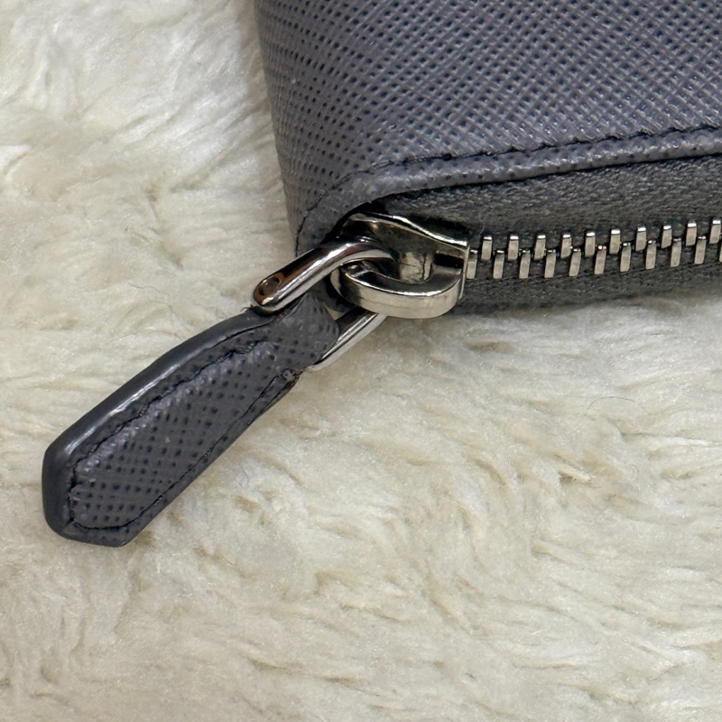 年前出清價甜賣一週🔥Prada正櫃款 石墨灰色 荔紋牛皮 拉鏈錢包 中夾 短夾 有零錢袋-18