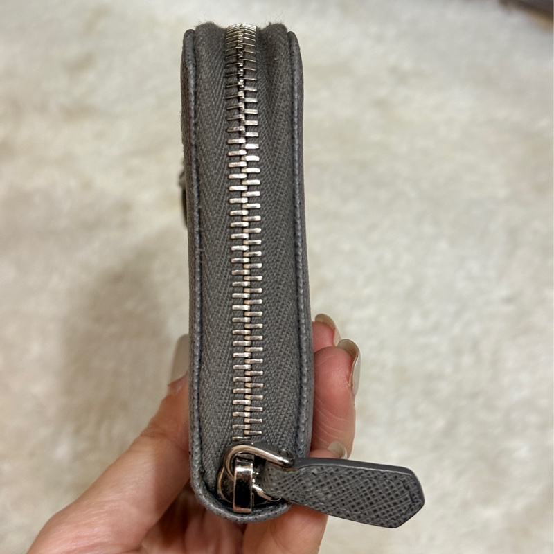 年前出清價甜賣一週🔥Prada正櫃款 石墨灰色 荔紋牛皮 拉鏈錢包 中夾 短夾 有零錢袋-19