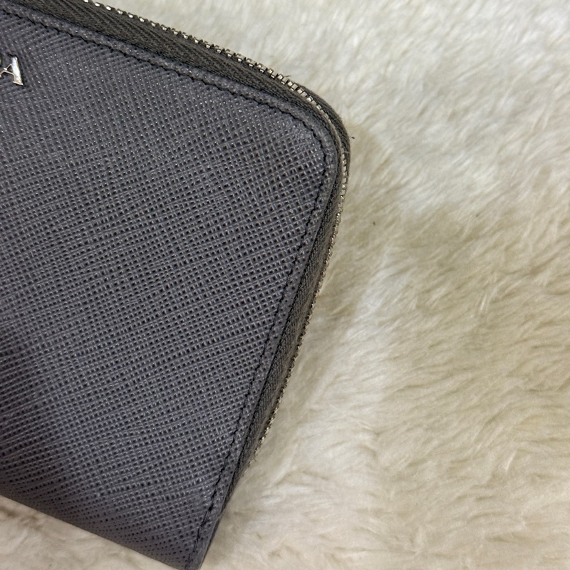 年前出清價甜賣一週🔥Prada正櫃款 石墨灰色 荔紋牛皮 拉鏈錢包 中夾 短夾 有零錢袋-25