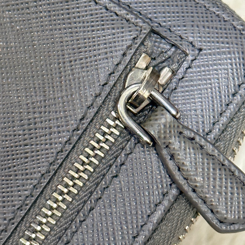 年前出清價甜賣一週🔥Prada正櫃款 石墨灰色 荔紋牛皮 拉鏈錢包 中夾 短夾 有零錢袋-30