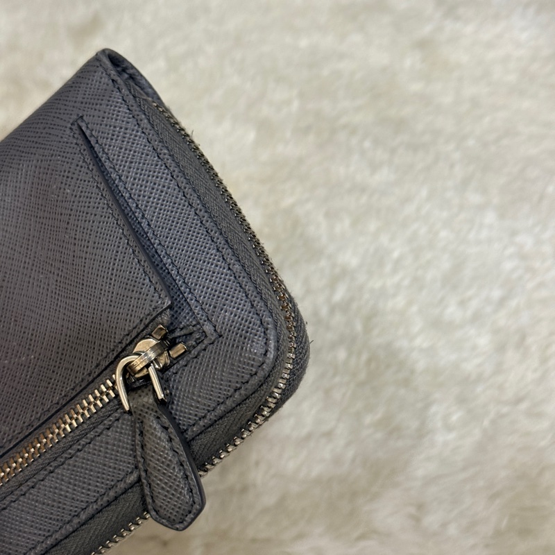 年前出清價甜賣一週🔥Prada正櫃款 石墨灰色 荔紋牛皮 拉鏈錢包 中夾 短夾 有零錢袋-34