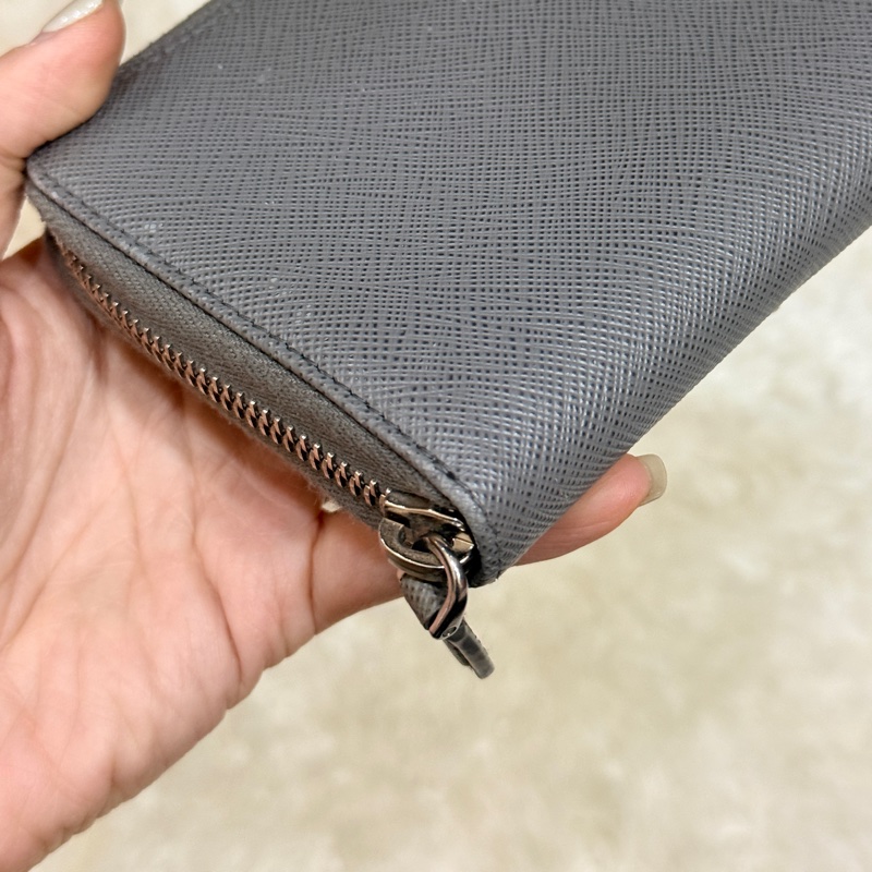 年前出清價甜賣一週🔥Prada正櫃款 石墨灰色 荔紋牛皮 拉鏈錢包 中夾 短夾 有零錢袋-35