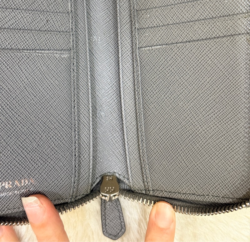 年前出清價甜賣一週🔥Prada正櫃款 石墨灰色 荔紋牛皮 拉鏈錢包 中夾 短夾 有零錢袋-36