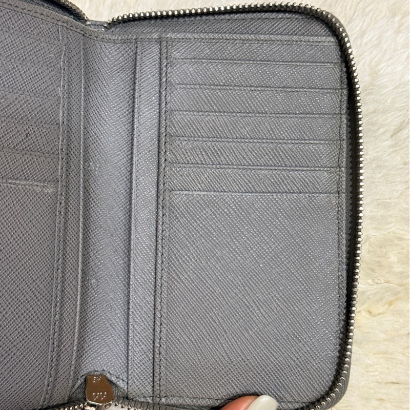 年前出清價甜賣一週🔥Prada正櫃款 石墨灰色 荔紋牛皮 拉鏈錢包 中夾 短夾 有零錢袋-37
