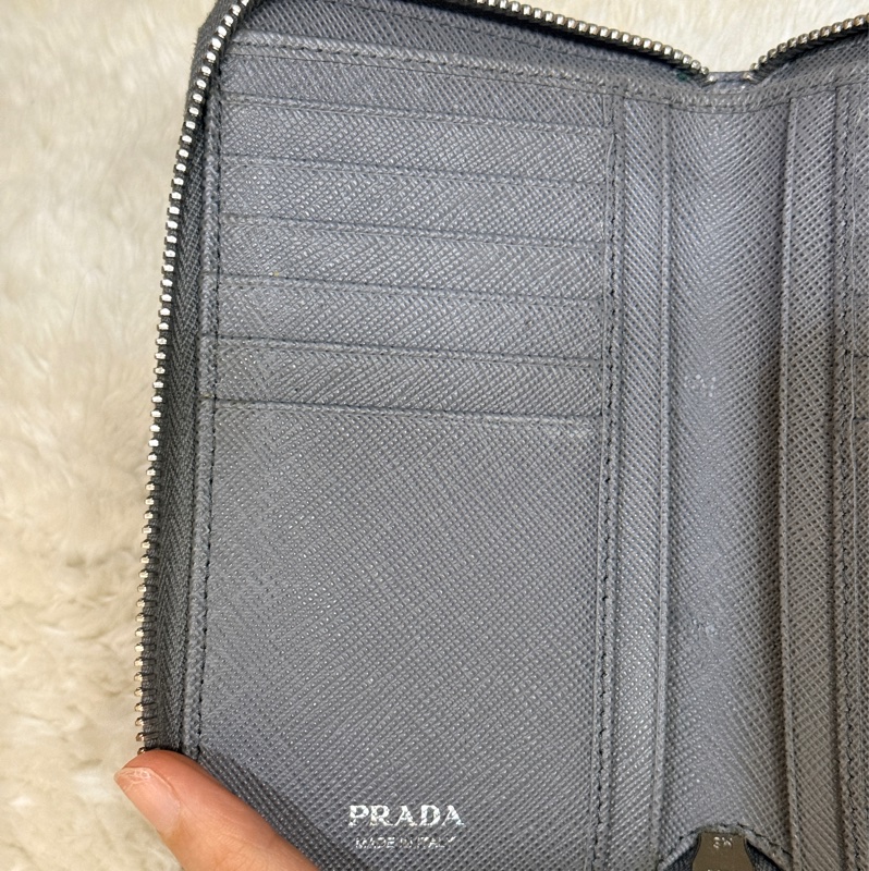 年前出清價甜賣一週🔥Prada正櫃款 石墨灰色 荔紋牛皮 拉鏈錢包 中夾 短夾 有零錢袋-38